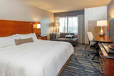 Executive Suite, M Club Lounge Access, 2 Room Suite, 1 King, High Floor