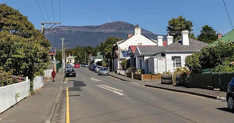 Relaxing modern home in central Sandy Bay