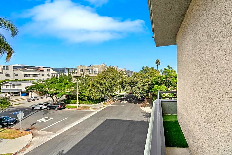 Beverly Hills Glamour Oasis 2 BR Apt with Parking 304