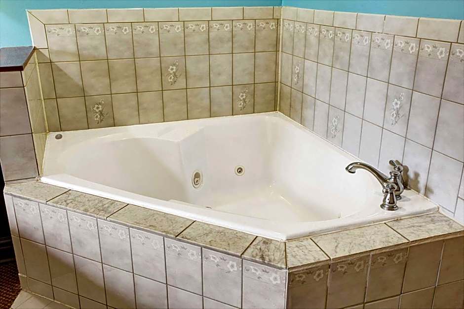 Super 8 by Wyndham Heath/Newark