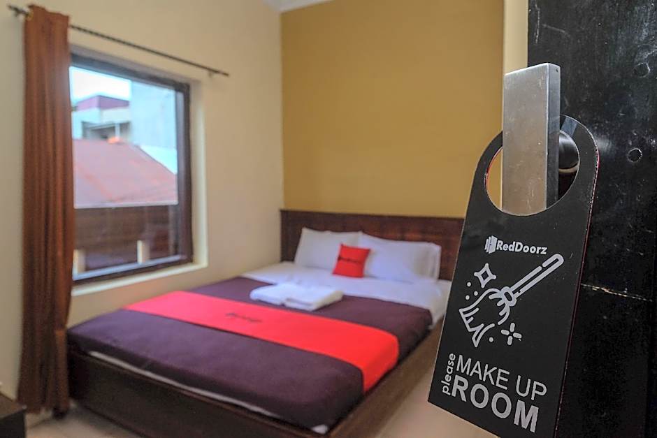 RedDoorz @ Hotel Rich Parepare near Pantai Mattirotasi