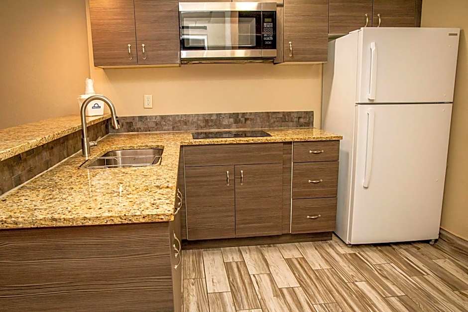 Days Inn and Suites by Wyndham Hammond, IN