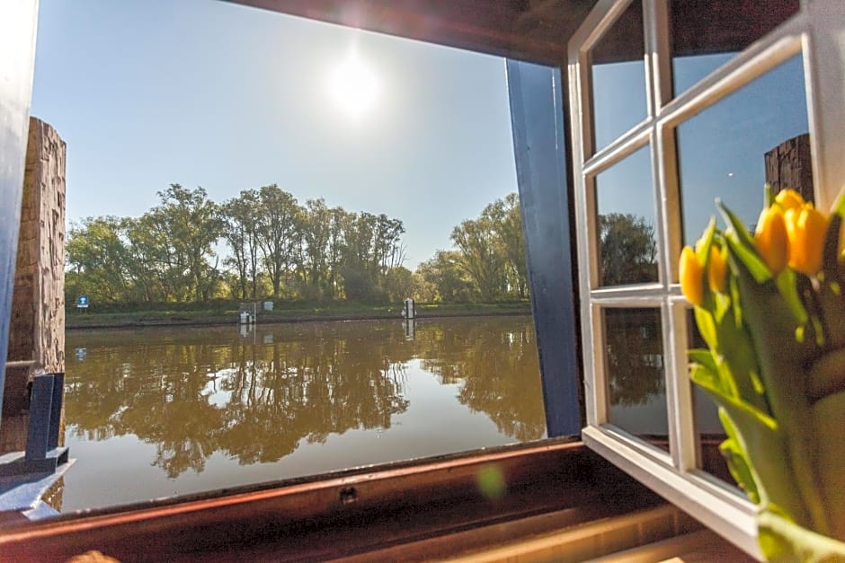 Boat Hotel De Barge