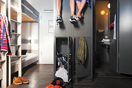 Single Bed in Mixed Dormitory Room (6 Beds)