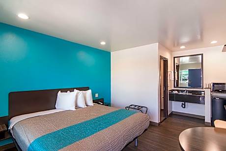 1 King Bed | Non-Smoking, Micfridge