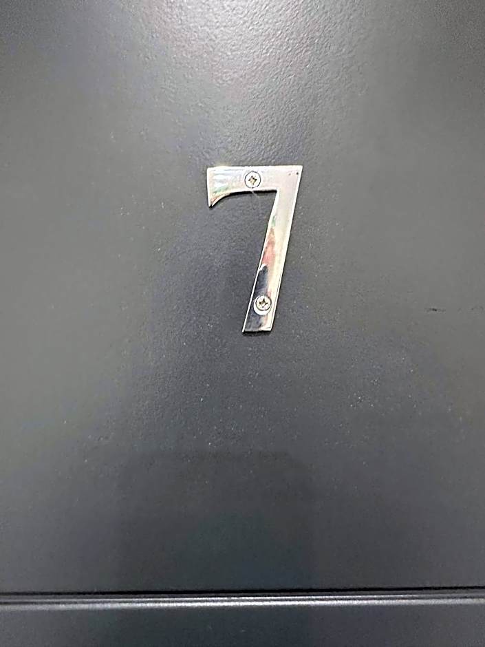 Adam Court Apartments - PE1 - Contractor Friendly - Choice of Studios or 1 Bed Apartments - Free Parking - Sofa Beds - Sky TV - Full Kitchen - Washer Dryer - WiFi