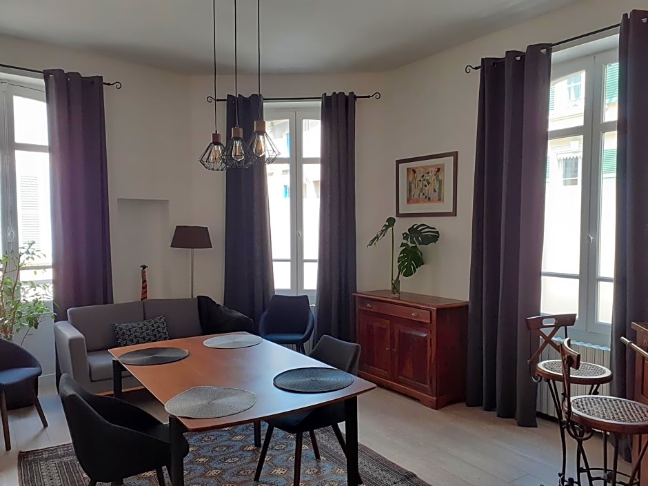Centre ville, chambre indépendante 20m2 et sa salle de bain privée