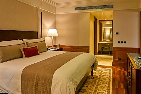 Royal Club Parlor Suite with Bathtub, Airport Transfers, High Tea and Evening Cocktail Hours