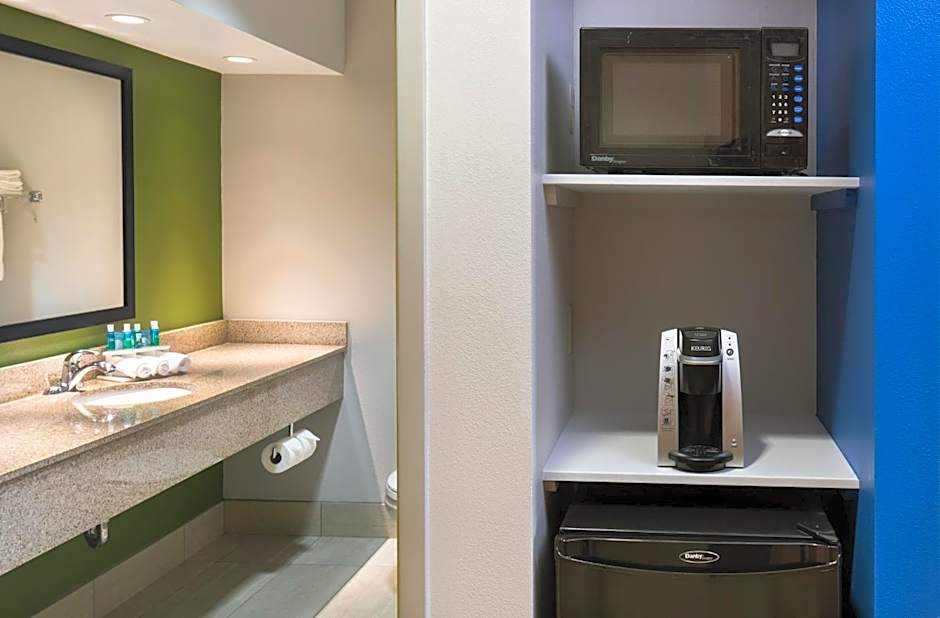 Holiday Inn Express Cedar Rapids - Collins Road By IHG