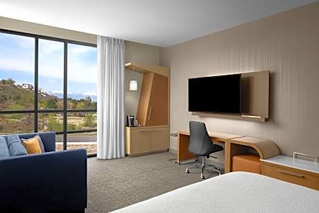 Guest room, 1 King, Sofa bed, Mountain view, Upper floor