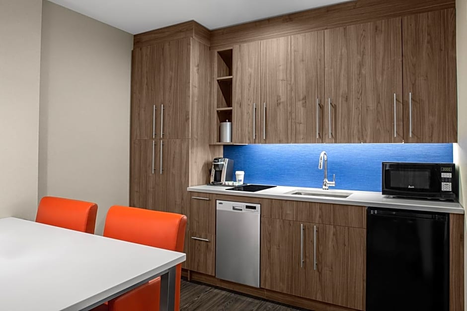 Holiday Inn Express & Suites Woodside LaGuardia Airport By IHG