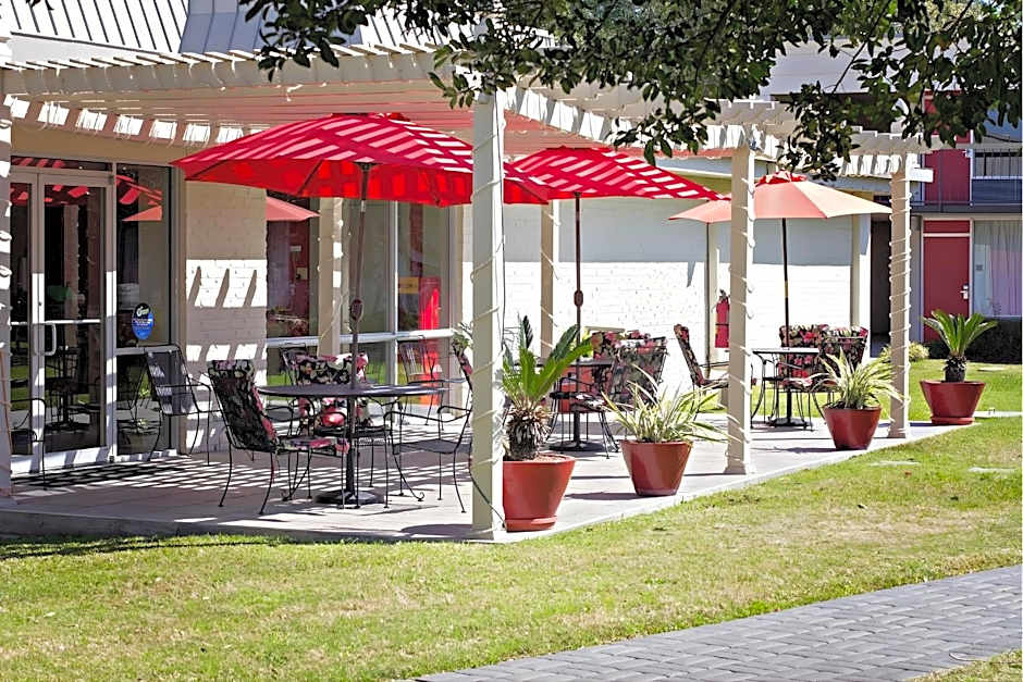Iberia House & Suites