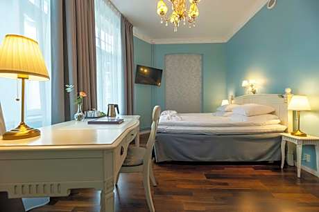 Deluxe King Room with Sofa Bed - Non-Smoking