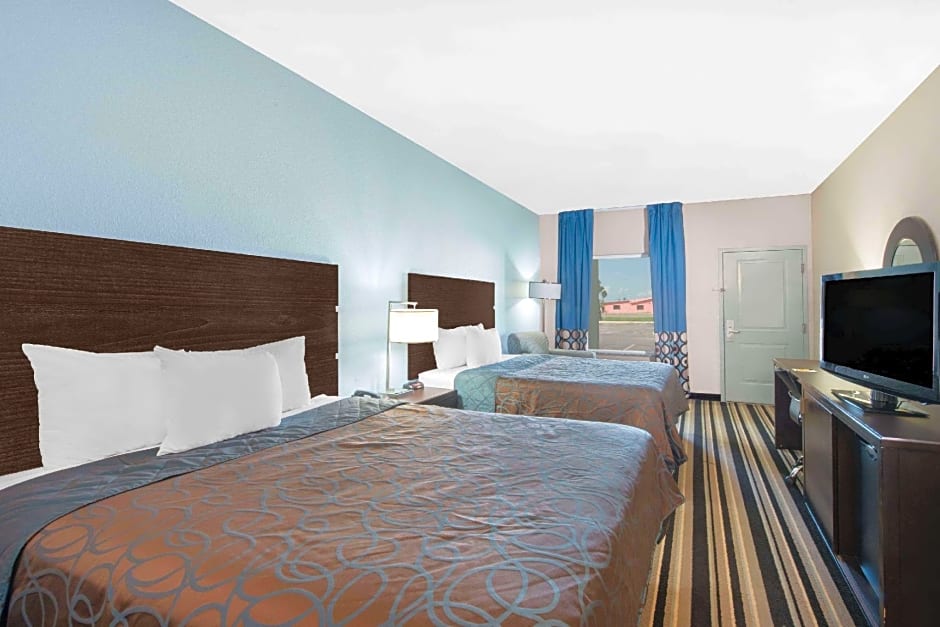 Super 8 by Wyndham Dilley TX