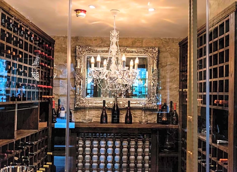 Oinou Strata - Adults Only