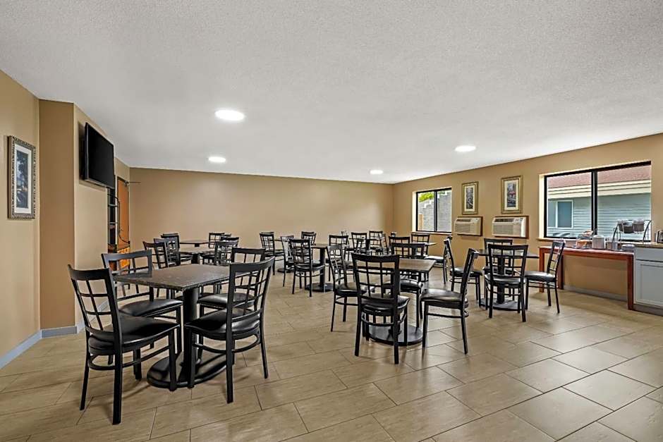 Super 8 by Wyndham La Crosse