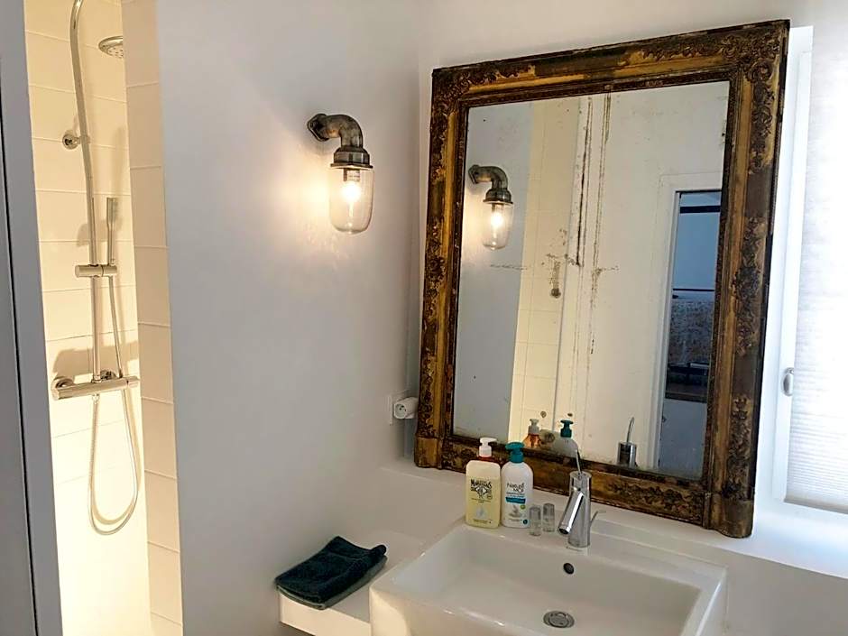 Denis & Virginie - château à pied - parking gratuit