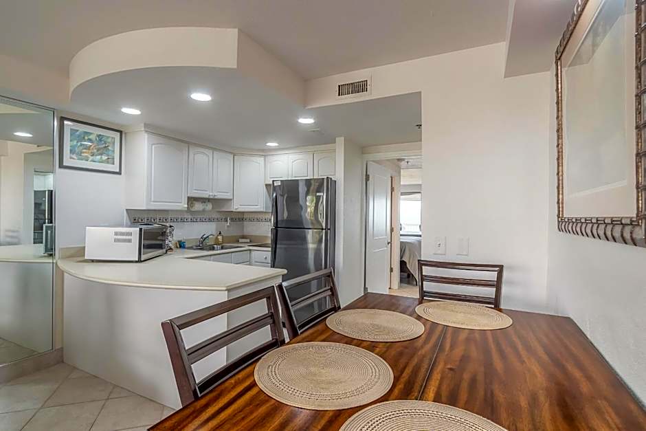 Direct Oceanfront Condo, Daytona Beach, sleeps 6 - with pool