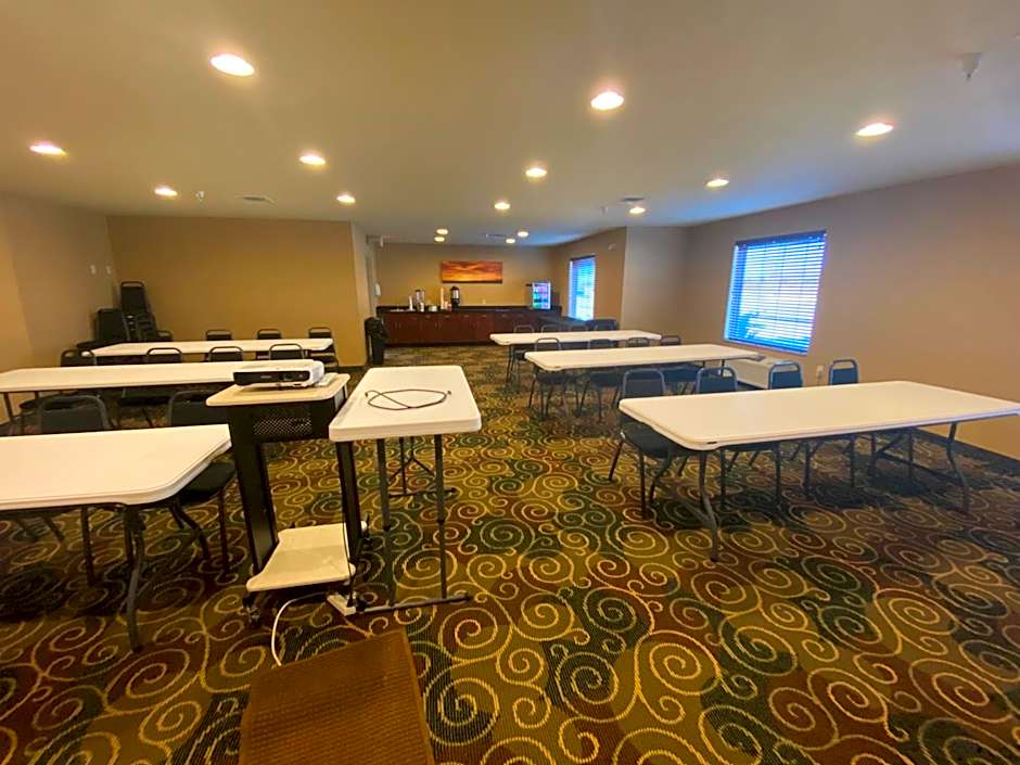 Cobblestone Hotel & Suites - Broken Bow