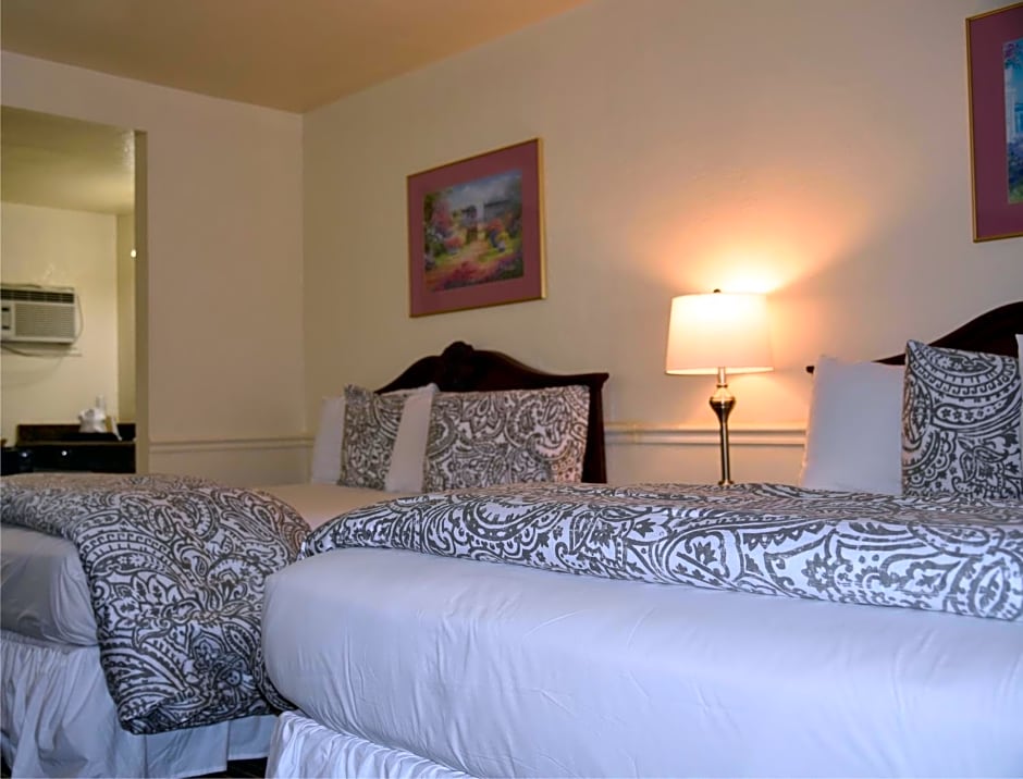Monterey Pines Inn