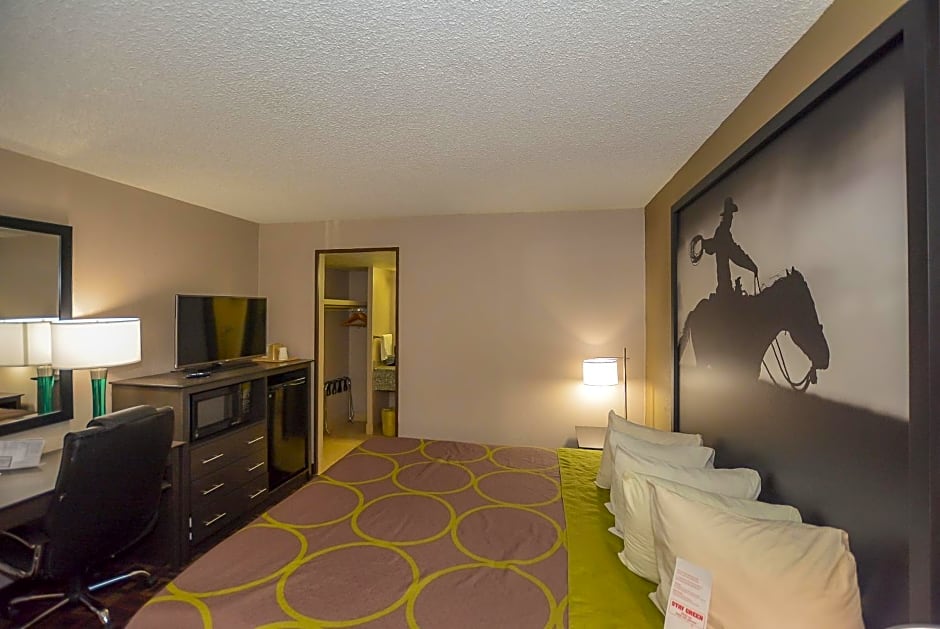 Photo 1 of 4 of Queen Room - Smoking
