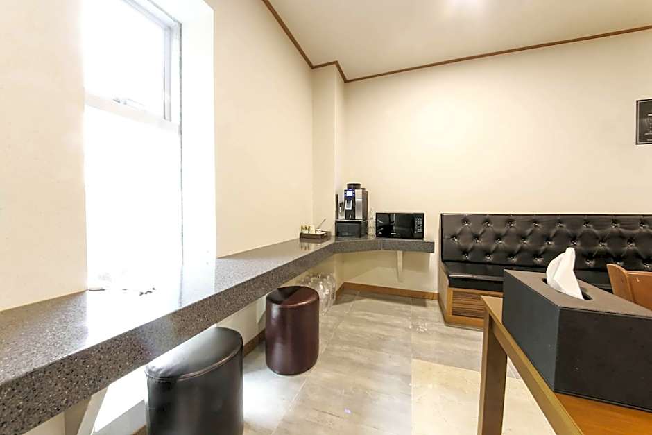 H  Hotel