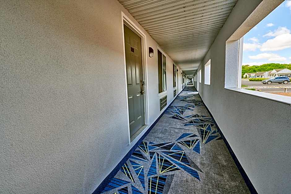 All Seasons Inn & Suites