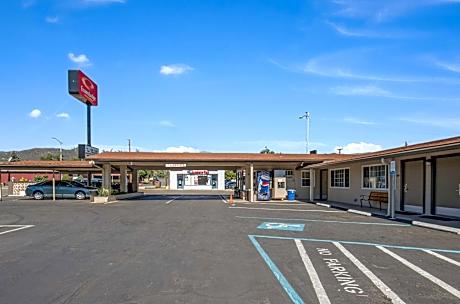 Econo Lodge Inn and Suites Yreka