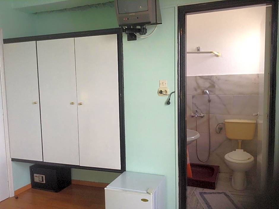 Haritos Hotel - Geothermal Hot Swimming Pool