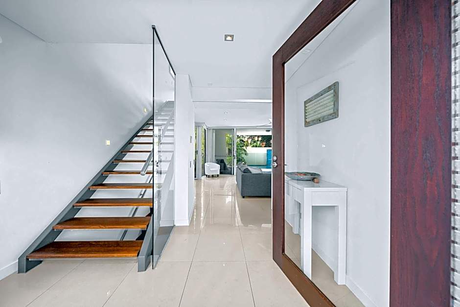 Absolute Beachfront Marcoola - Private Pool - Private Spa Bath - Games