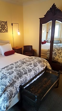 Carriage House King with Fireplace