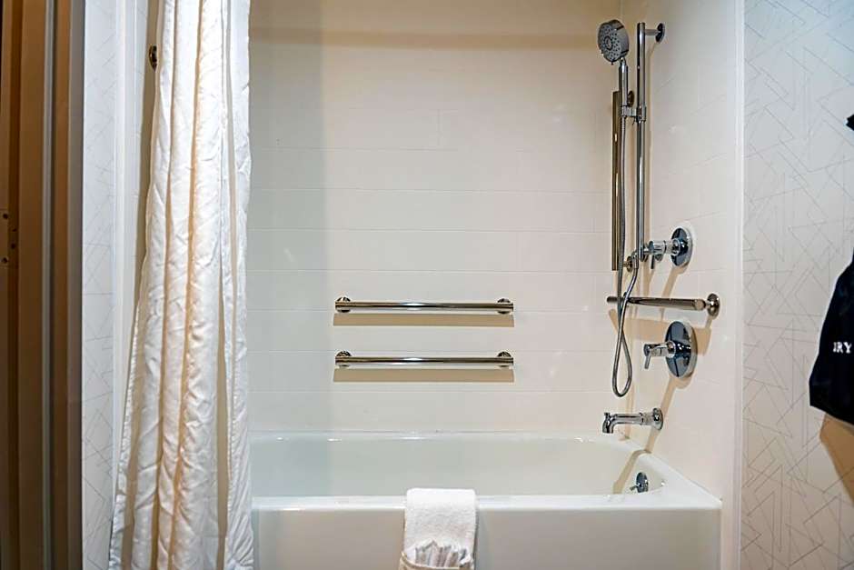 Holiday Inn Express Frazer - Malvern By IHG