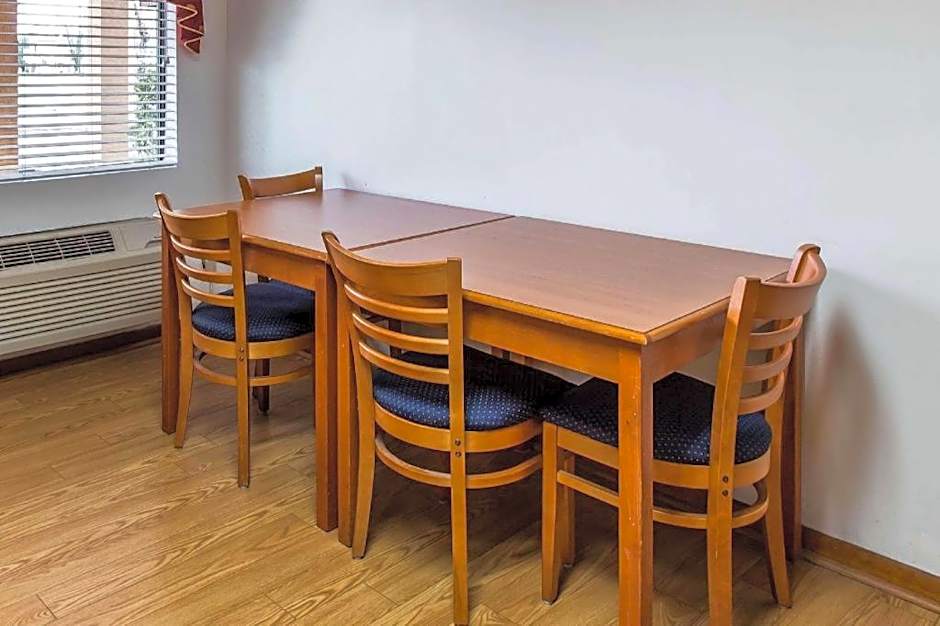 Econo Lodge Inn & Suites
