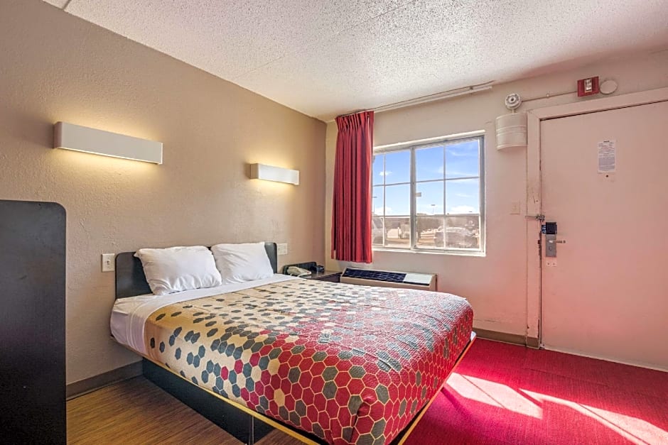 Econo Lodge Inn & Suites – Terre Haute, IN