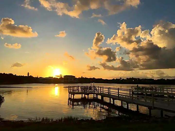 Stroll to Siesta Beach from Serene Condo + (bikes)