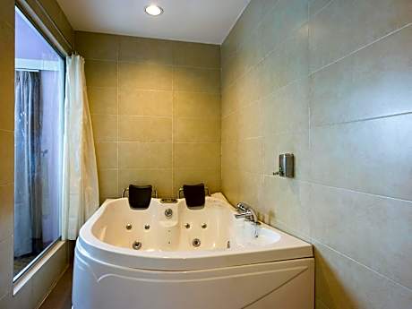 Suite with Hot Tub