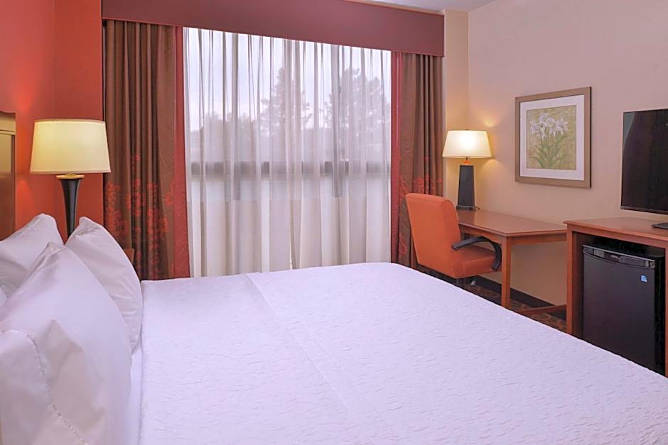 Foto 1 von 6 von 1 King Bed, Hearing/Mobility Accessible, Roll in Shower