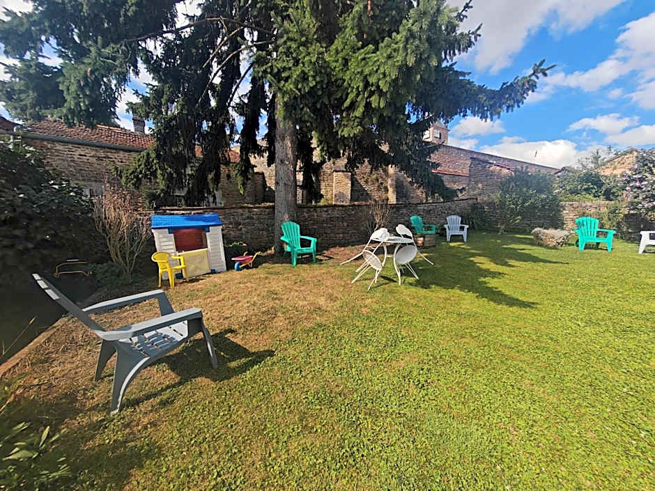 chez Émile côté face maison entière, 3 chambres, 2 salles de bains,jardin et terrasse