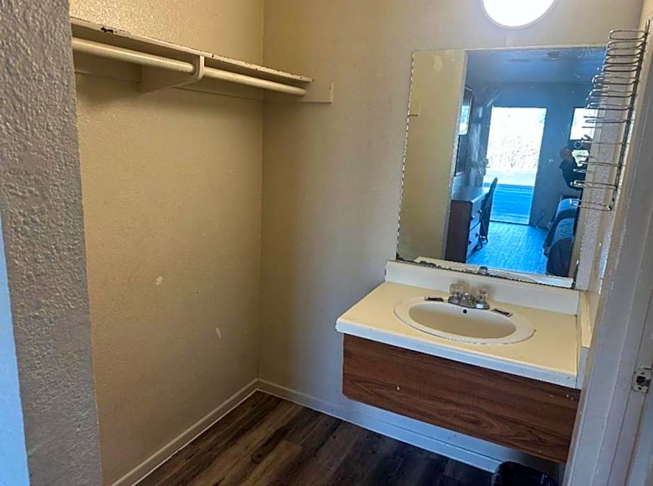 Best Economy Inn & Suites