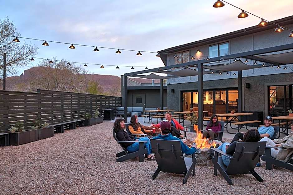 Slackline Moab, Outset Collection by Hilton