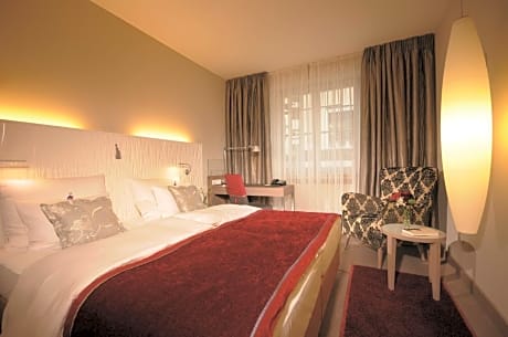 Suite-1 King Bed, Non-Smoking, 50 Square Meters, Air-Conditioned, Seating Area