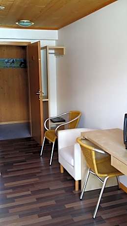 Family Room with Balcony (2 Adults + 2 Children)