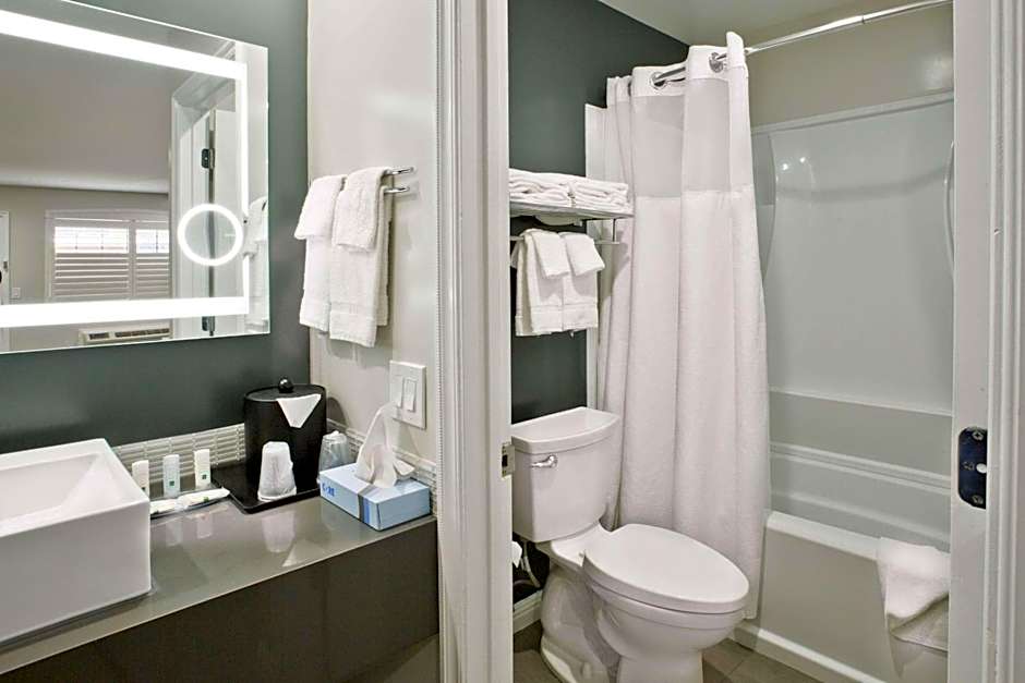 Bay Area Inn & Suites