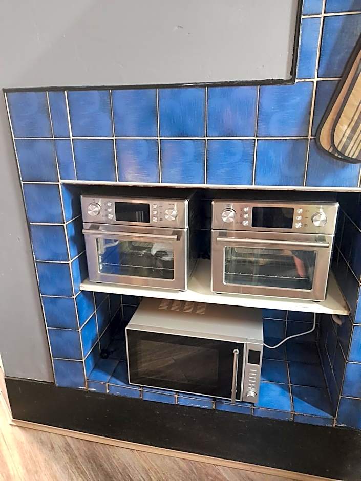 Ozi Inn Backpackers - Perth -Valid International Passport Required