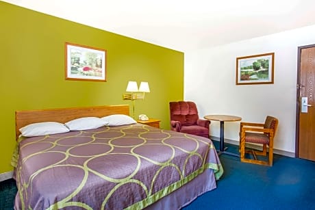 1 King Bed, Non-Smoking