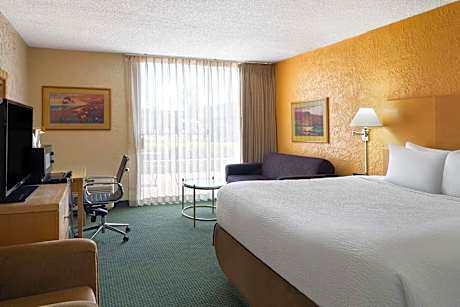 Deluxe King Room - Non-Smoking