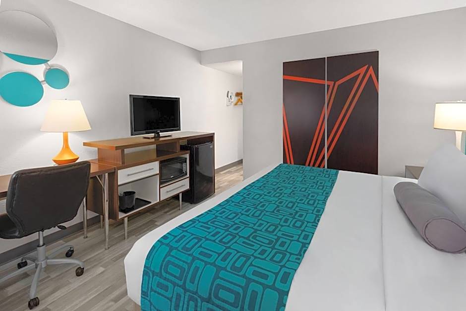 Howard Johnson by Wyndham Romulus Detroit Metro Airport