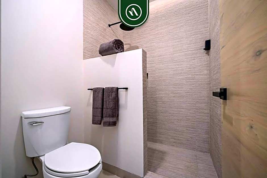 Amazing 2BR Condo with Terrace Overlooking the Marina