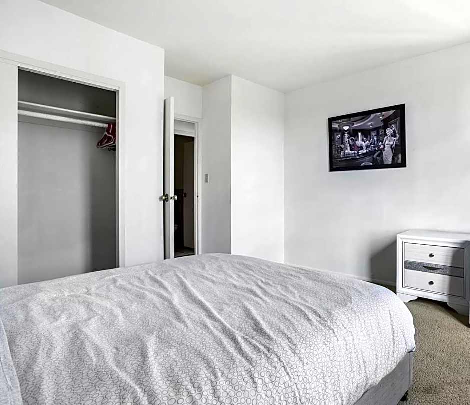 Spacious 2 Bedroom 2 Bathroom Unit Great Location