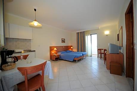 Executive Studio (3 Adults)